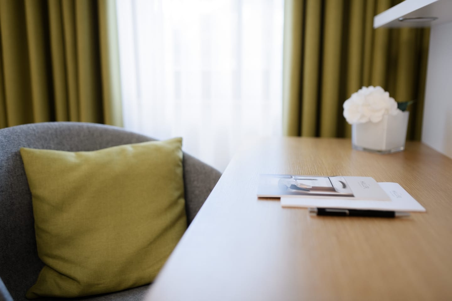 Arbeitsbereich im Hotelzimmer, Hotel Hiller