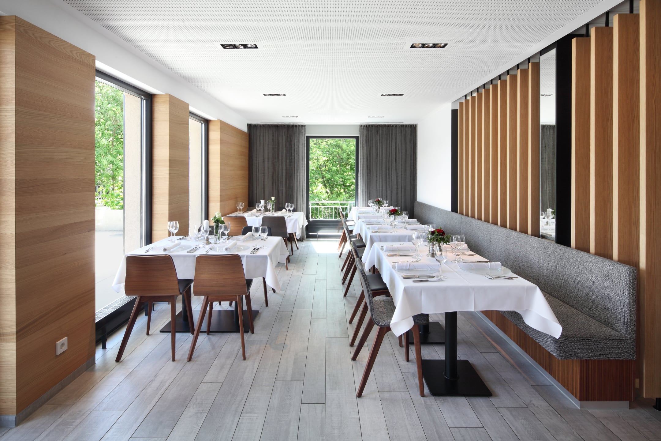 Blick in das Restaurant mit weißen Tischdecken