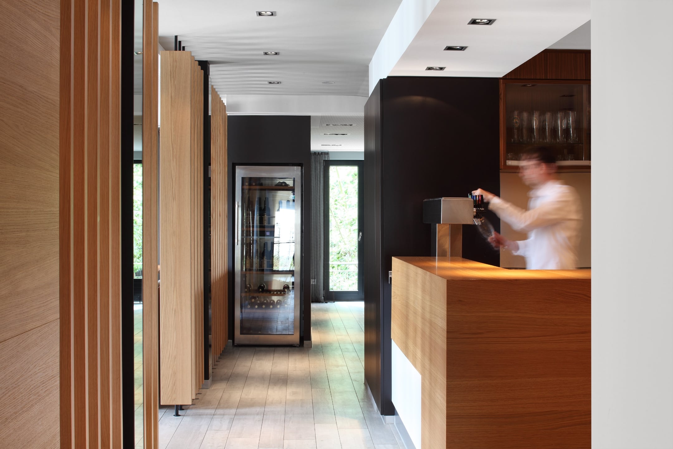 Blick auf die Theke, Kellner schenkt ein Getränk ein